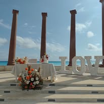 Montaje romántico de ceremonia junto al mar