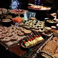 Mesa de bocadillos y postres salados y dulces