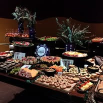 Banquete completo con variedad de postres